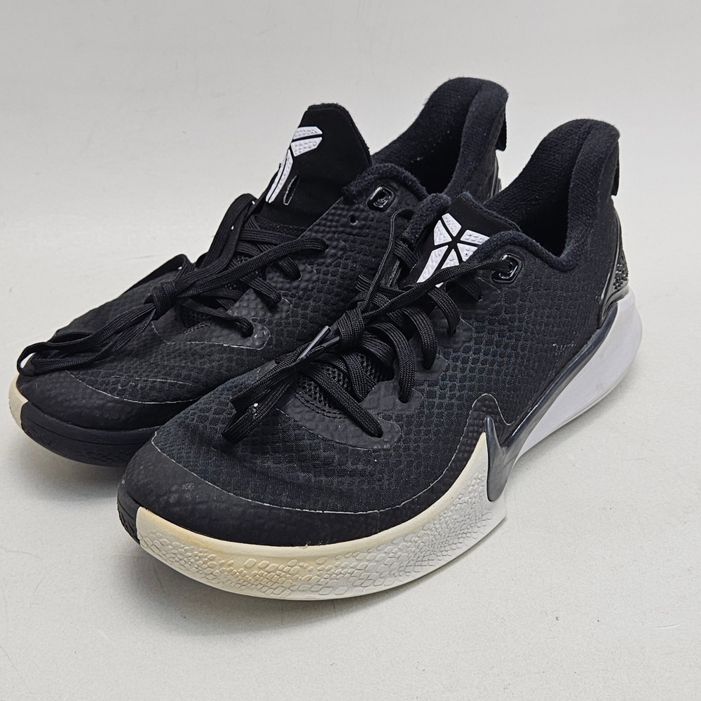Nike Mamba Focus Basketball Shoe Mens 9.5 Black White AJ5899-002 Kobe Bryant Low